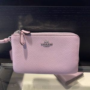 Coach Double Corner Zip Wristlet
SV/Soft Lilac